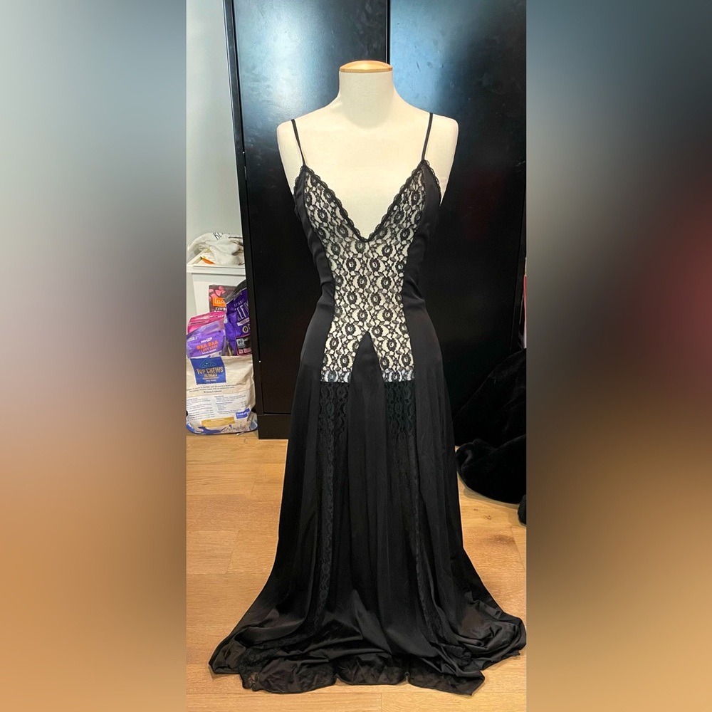 Vintage Vanity fair nylon and lace nightgown / slip dress